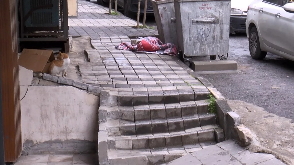 Eyüpsultan'da 82 yaşındaki kadın üçüncü kattan düşerek öldü