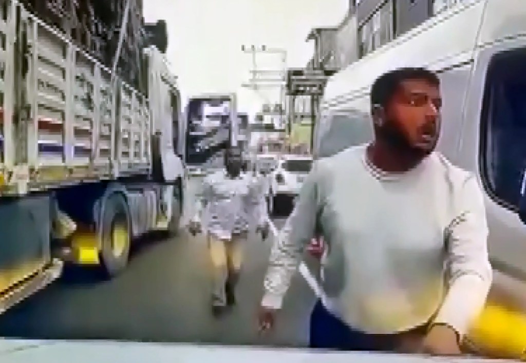 Adana'da Trafikte Tehdit ve Ceza: Baba ve Oğul Tutuklandı