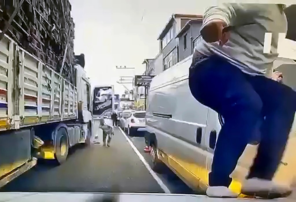 Adana'da Trafikte Tehdit ve Ceza: Baba ve Oğul Tutuklandı