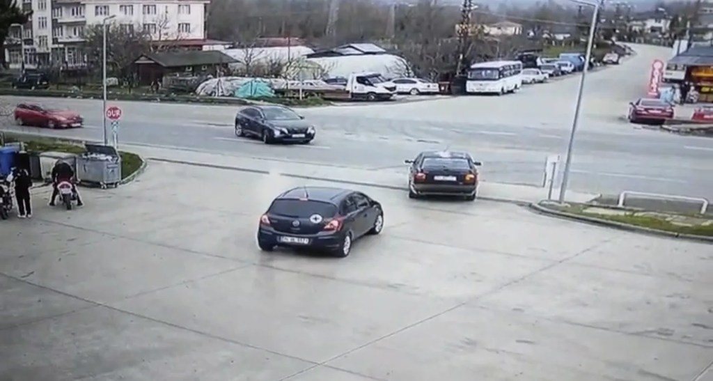 Bartın'da Üç Araçlı Kaza Güvenlik Kamerasında