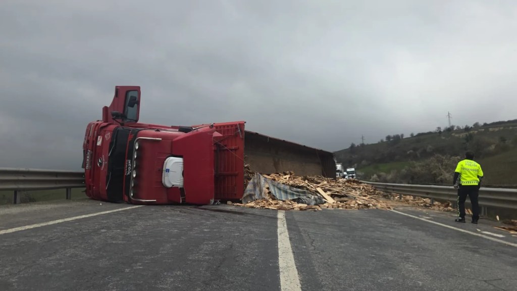Orhangazi'de Ahşap Yüklü TIR Devrildi, Trafik Kapandı