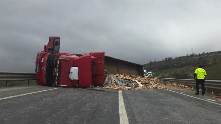 Orhangazi'de Ahşap Yüklü TIR Devrildi, Trafik Kapandı
