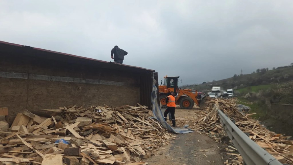 Orhangazi'de Ahşap Yüklü TIR Devrildi, Trafik Kapandı