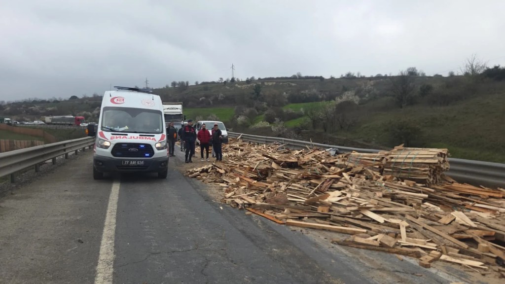 Orhangazi'de Ahşap Yüklü TIR Devrildi, Trafik Kapandı