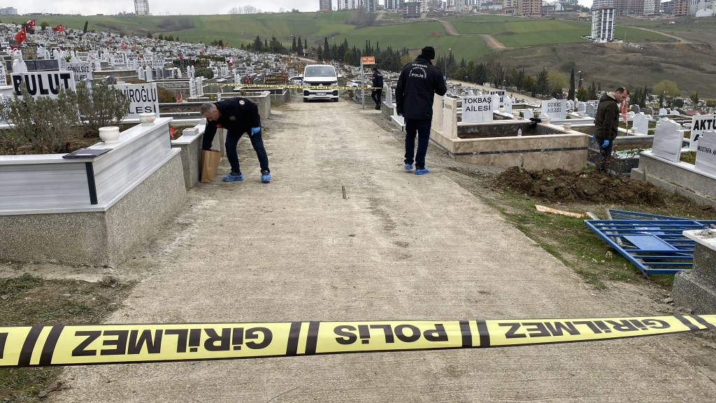 Mezarlıkta Cenaze Töreninde Silahlı Saldırı