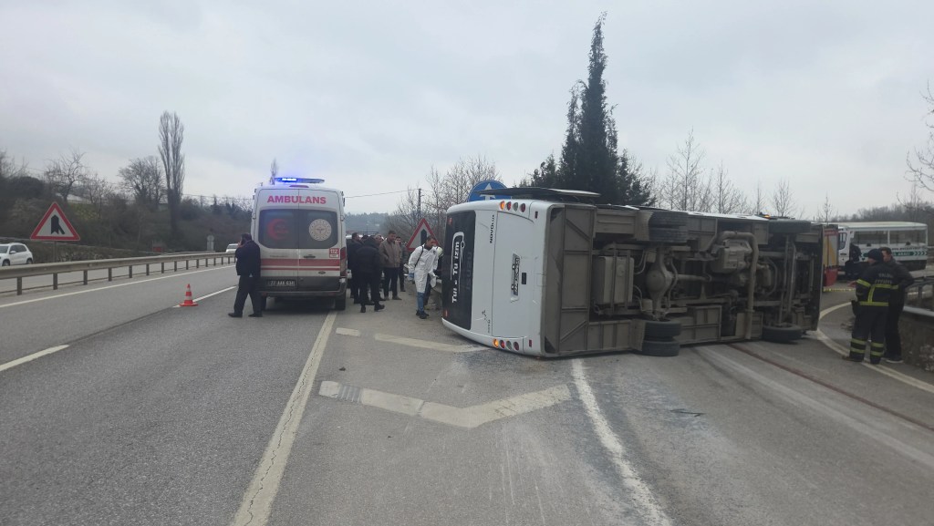 Yalova'da İşçi Servis Midibüsü Kazası: 1 Ölü, 20 Yaralı