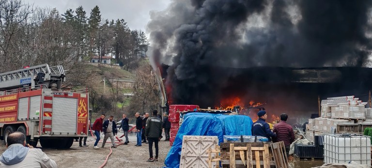Bolu Mengen'de İnşaat Malzemesi Deposunda Yangın