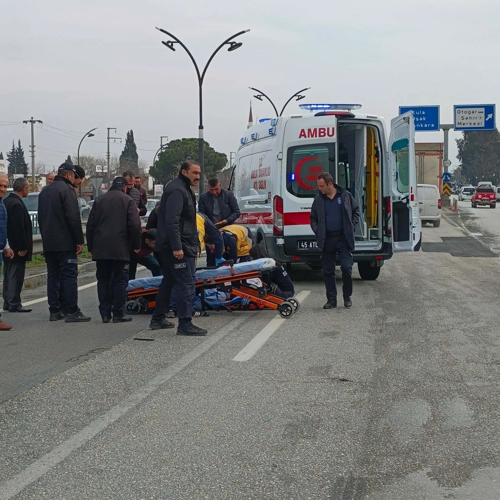 Salihli'de Minibüs Yayaya Çarptı: Ağır Yaralı