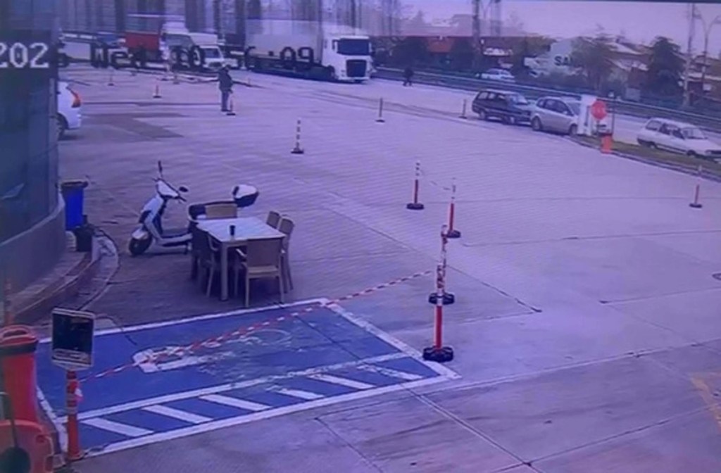 Salihli'de Minibüs Yayaya Çarptı: Ağır Yaralı