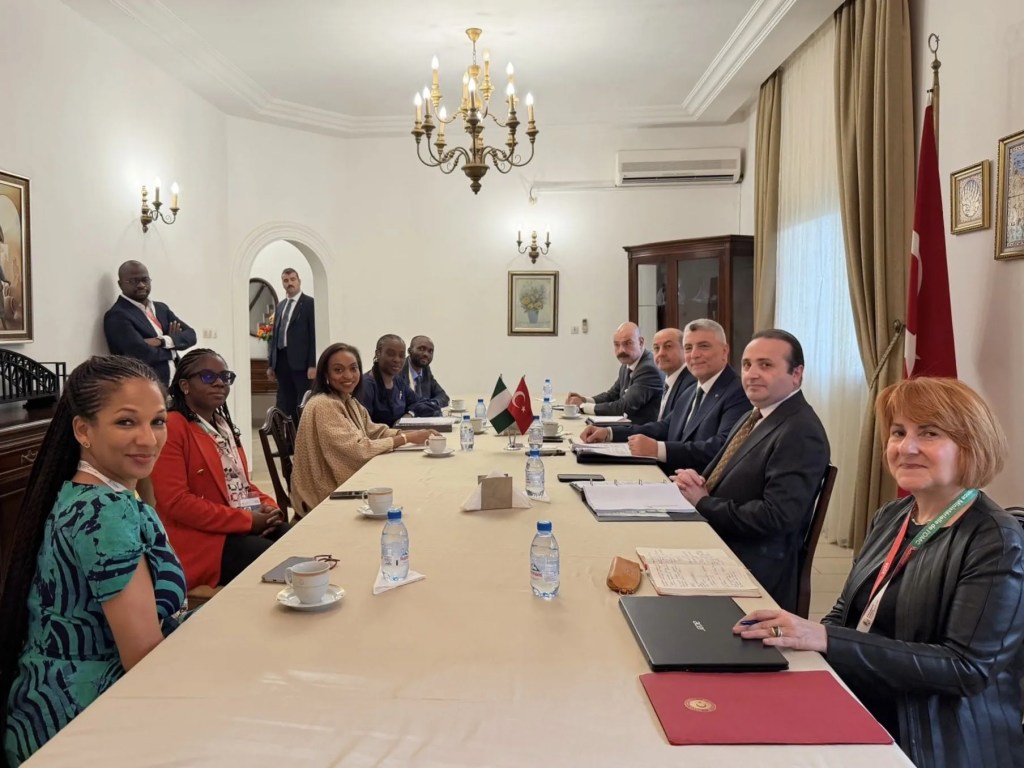 Bakan Bolat ve Nijeryalı Mevkidaşı Oduwole Kamerun'da Buluştu