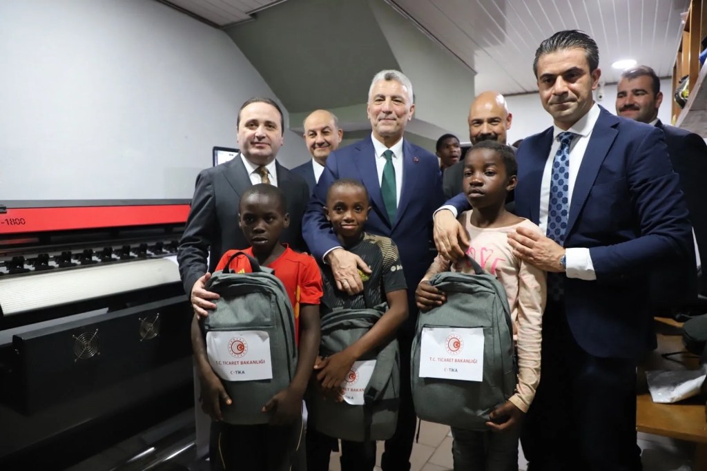 Bakan Bolat Kamerun'da Sokak Çocukları Projesini İnceledi