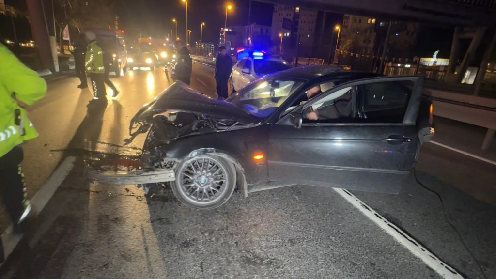 Avcılar'da Bariyerlere Çarpan Araç Sürücüsü Kaçtı