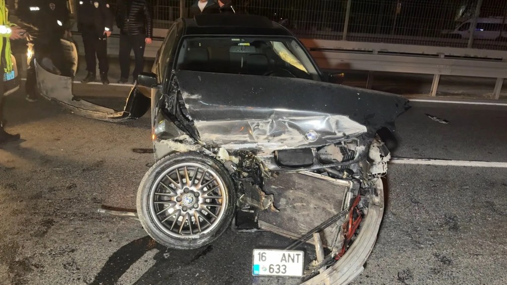 Avcılar'da Bariyerlere Çarpan Araç Sürücüsü Kaçtı
