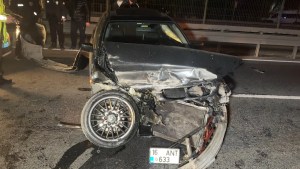 Avcılar'da Bariyerlere Çarpan Araç Sürücüsü Kaçtı