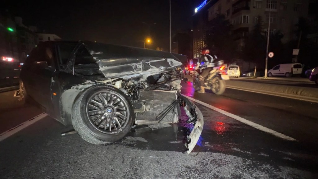 Avcılar'da Bariyerlere Çarpan Araç Sürücüsü Kaçtı