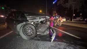 Avcılar'da Bariyerlere Çarpan Araç Sürücüsü Kaçtı