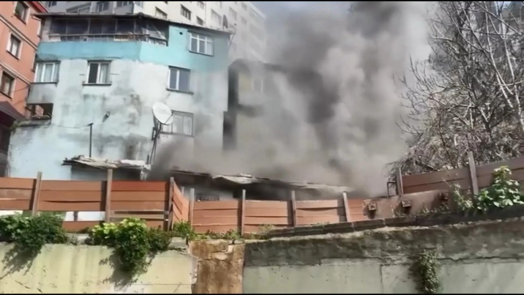 Kağıthane'de Yangından Son Anda Kurtarılan Kadın Gözyaşlarına Boğuldu