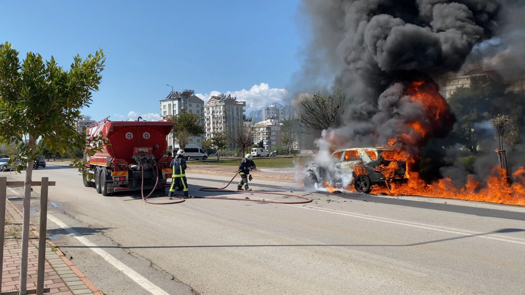 Antalya'da Alev Alan Araçtan Kedi Kurtarıldı