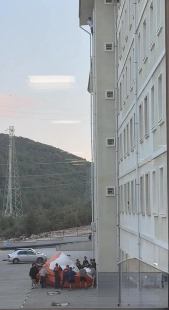 Muğla'da Üniversite Öğrencisi Yurt Penceresinden Atladı