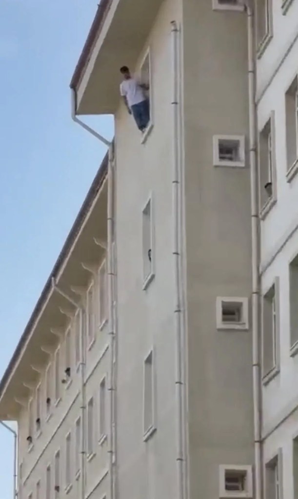 Muğla'da Üniversite Öğrencisi Yurt Penceresinden Atladı