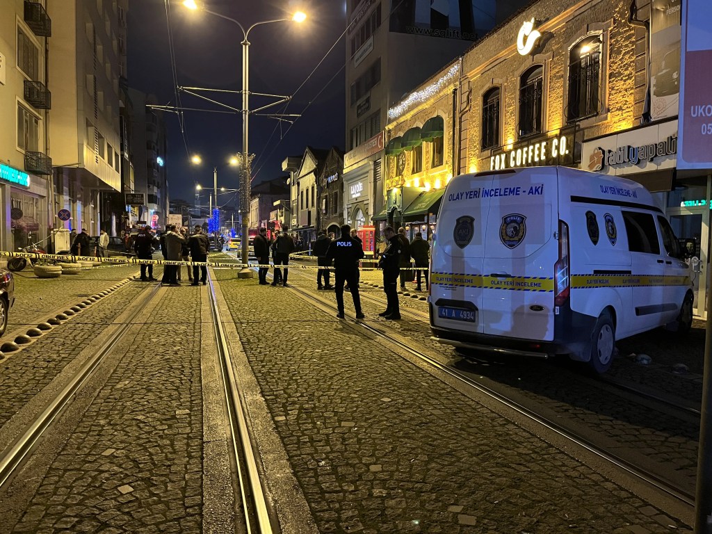 İzmit'te Eğlence Mekanına Silahlı Saldırı: 2 Ölü, 3 Yaralı