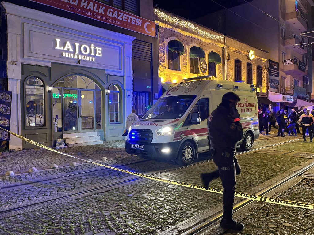 İzmit'te Eğlence Mekanına Silahlı Saldırı: 2 Ölü, 3 Yaralı