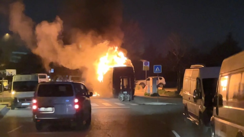 Kağıthane'de Park Halindeki Midibüs Alevlere Teslim Oldu