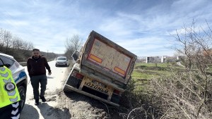 Arnavutköy'de Hafriyat Kamyonu Kazası: Şoför Yaralı