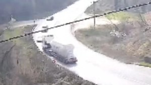 Akyazı'da Tanker Kazası: Üç Kişi Yaralandı