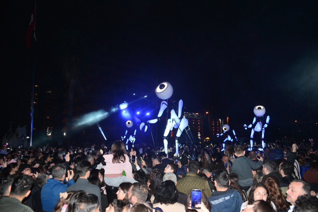 Adana Tiyatro Festivali Renkli Kortejle Başladı