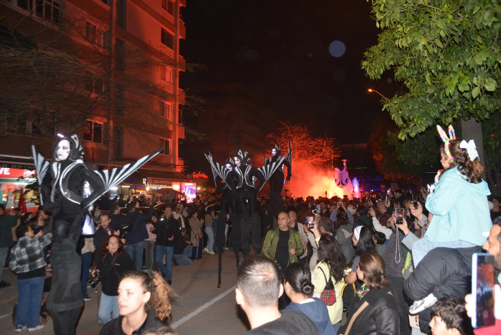 Adana Tiyatro Festivali Renkli Kortejle Başladı
