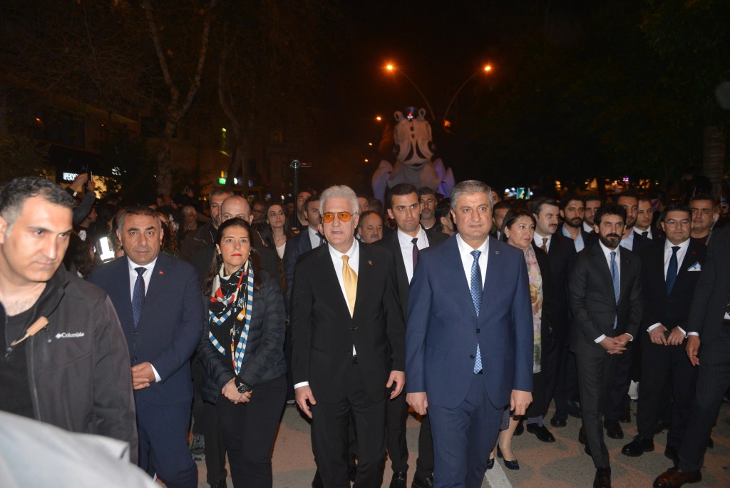 Adana Tiyatro Festivali Renkli Kortejle Başladı