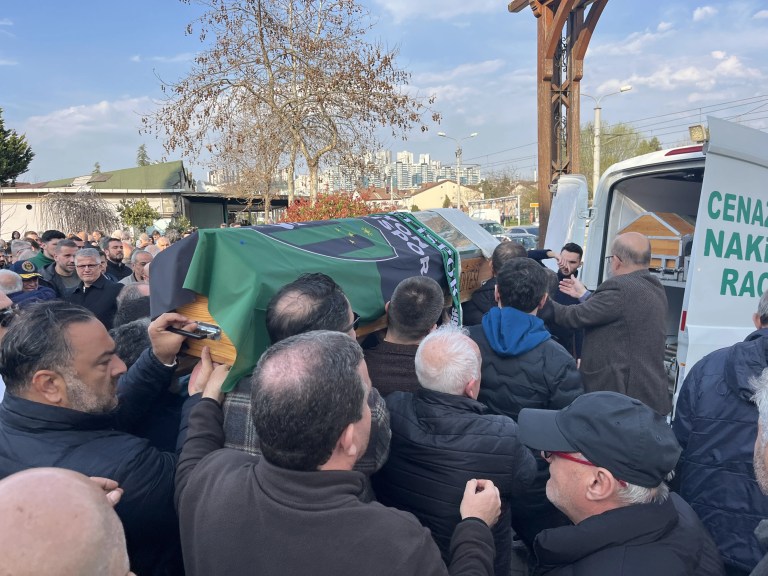İzmit'te Eğlence Mekanına Saldırı: 3 Kişi Hayatını Kaybetti