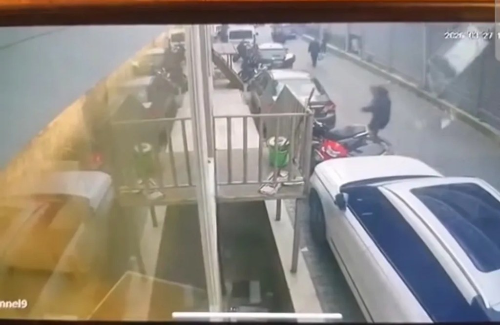 Kuşadası'nda iş merkezinden düşen pencere panik yarattı
