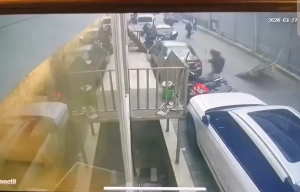 Kuşadası'nda iş merkezinden düşen pencere panik yarattı