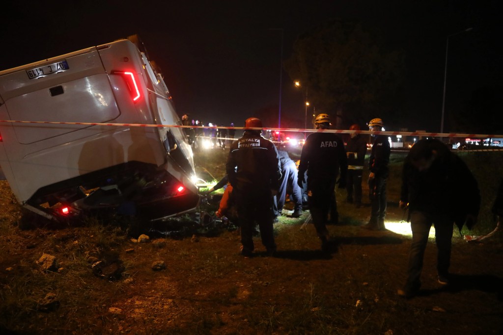 Antalya'da Servis Midibüsü Kazası: 16 Yaralı