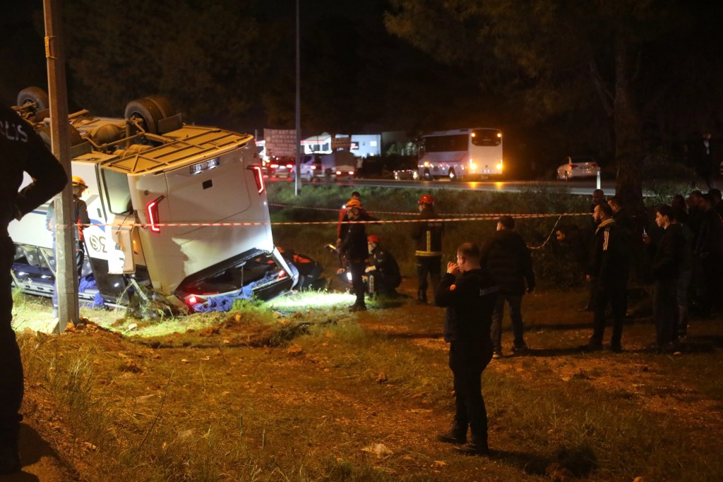 Antalya'da Servis Midibüsü Kazası: 16 Yaralı