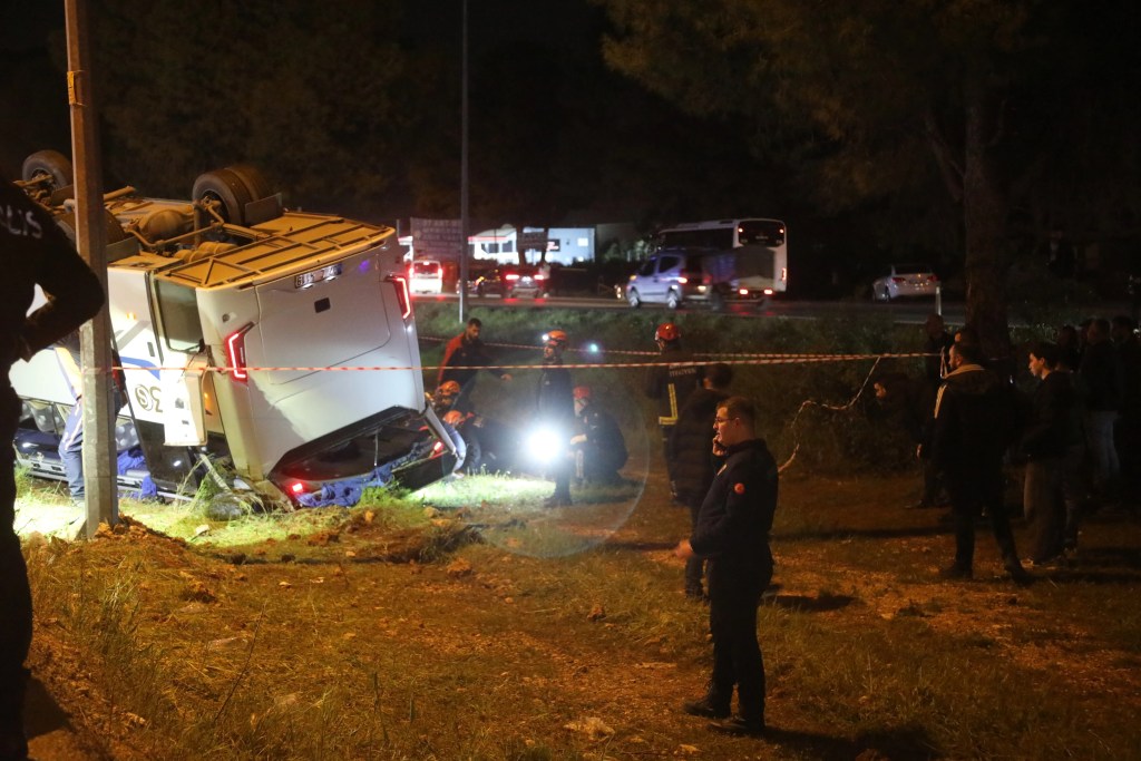 Antalya'da Servis Midibüsü Kazası: 16 Yaralı