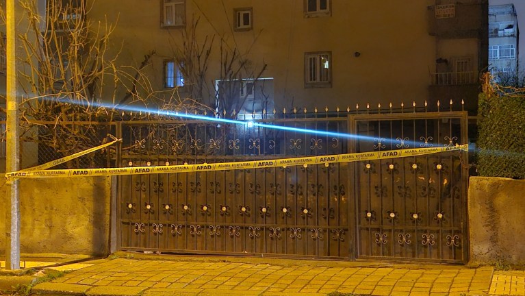 Diyarbakır'da Tehlike: Kolonlardan Ses Gelen Bina Boşaltıldı