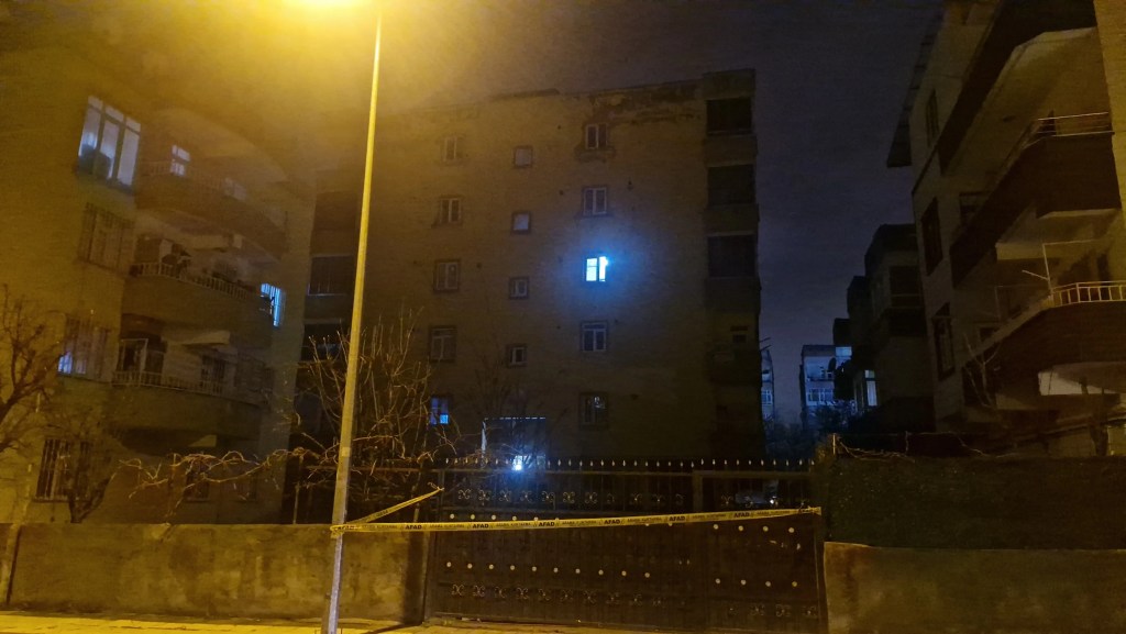 Diyarbakır'da Tehlike: Kolonlardan Ses Gelen Bina Boşaltıldı