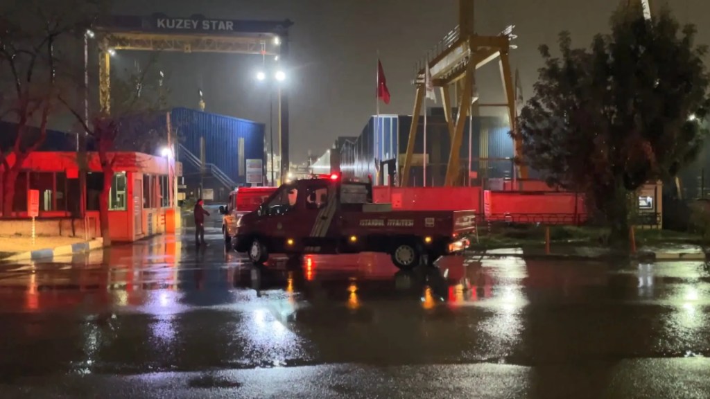Tuzla'da kuru yük gemisinde yangın paniği