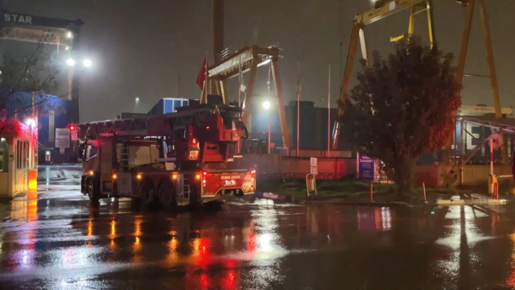 Tuzla'da kuru yük gemisinde yangın paniği