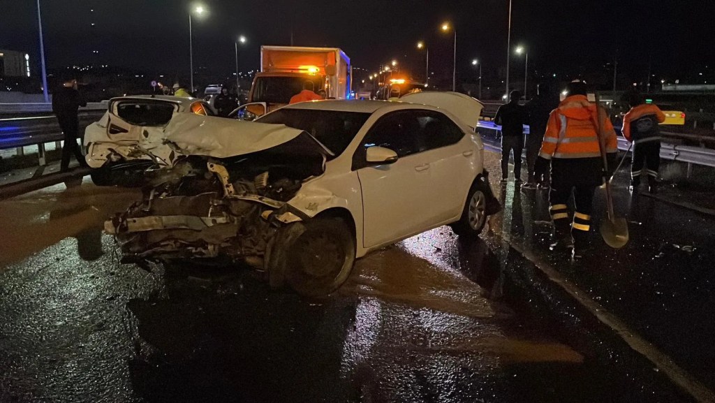 Ataşehir'de Zincirleme Kaza: 8 Araç Çarpıştı, 4 Yaralı