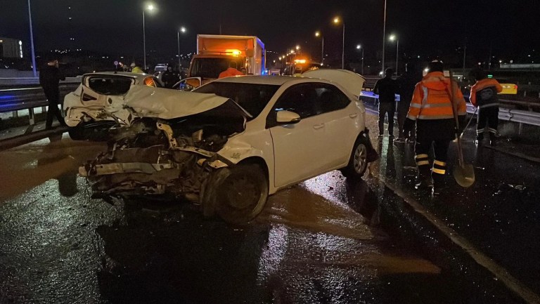 Ataşehir'de Zincirleme Kaza: 8 Araç Çarpıştı, 4 Yaralı