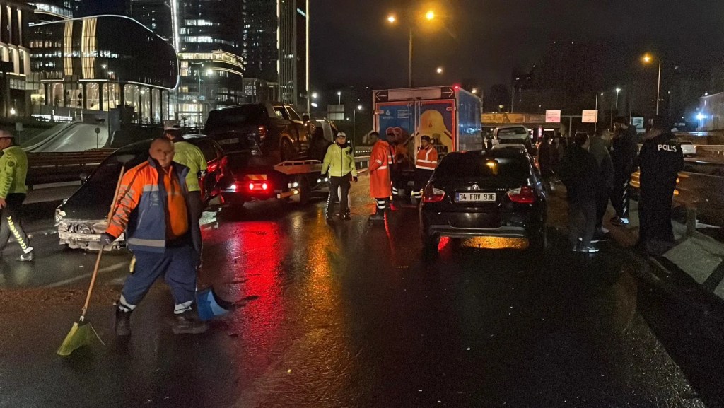 Ataşehir'de Zincirleme Kaza: 8 Araç Çarpıştı, 4 Yaralı