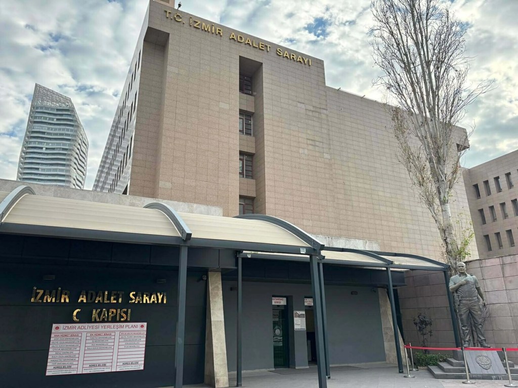 İzmir'de Sahte Site Dolandırıcılığı: 25 Kişi Tutuklandı