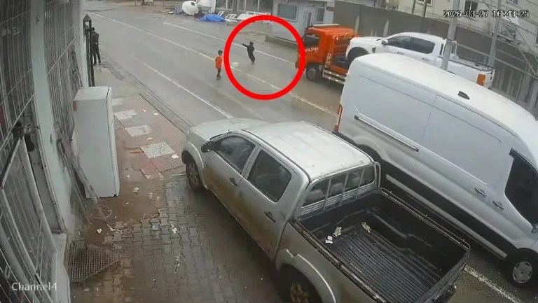 Çekici Sürücüsünün Dikkati Çocuğu Kazadan Kurtardı