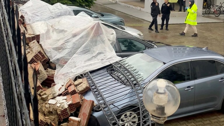 Aydın'da İstinat Duvarı Çökmesiyle Araçlar Zarar Gördü