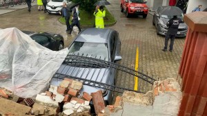 Aydın'da İstinat Duvarı Çökmesiyle Araçlar Zarar Gördü