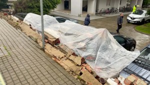 Aydın'da İstinat Duvarı Çökmesiyle Araçlar Zarar Gördü